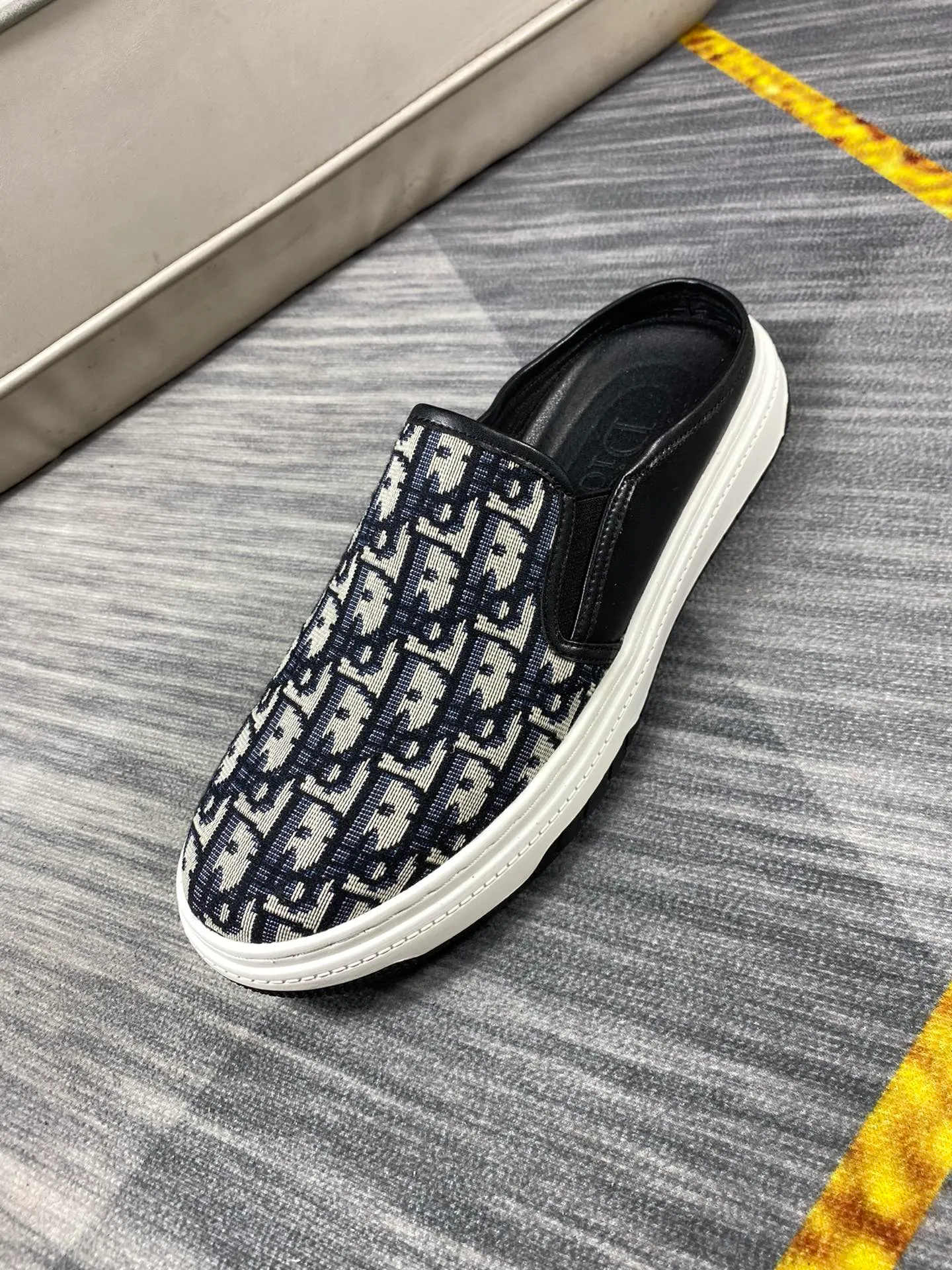P380 Dior men's casual half-drag👞. Handsome and versatile low-top shoes, with exquisite branded jacquard fabric for the upper, sheepskin lining for the feet, 🌺🌺perfect shoe last, 🌲🌲fashionable and handsome, comfortable on the feet, 🚗🚗wear-resistant and non-slip rubber outsole. Code number: 38-44. 45 is custom-made and cannot be returned or exchanged